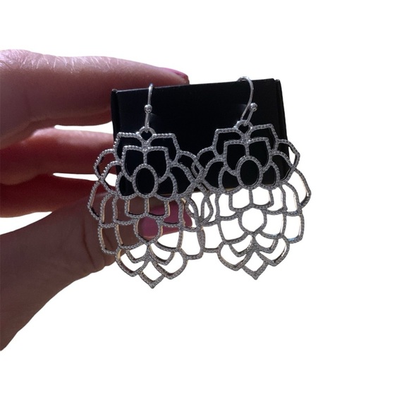 Avon Monarch petals earrings silvertone from Signature Collection NIB - Picture 1 of 5